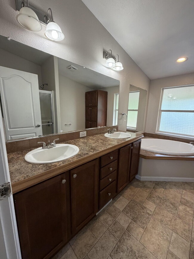 Foto del edificio - Country Living in this 4x2 Home