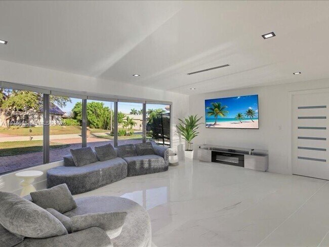 Building Photo - 103 Tropicana Dr