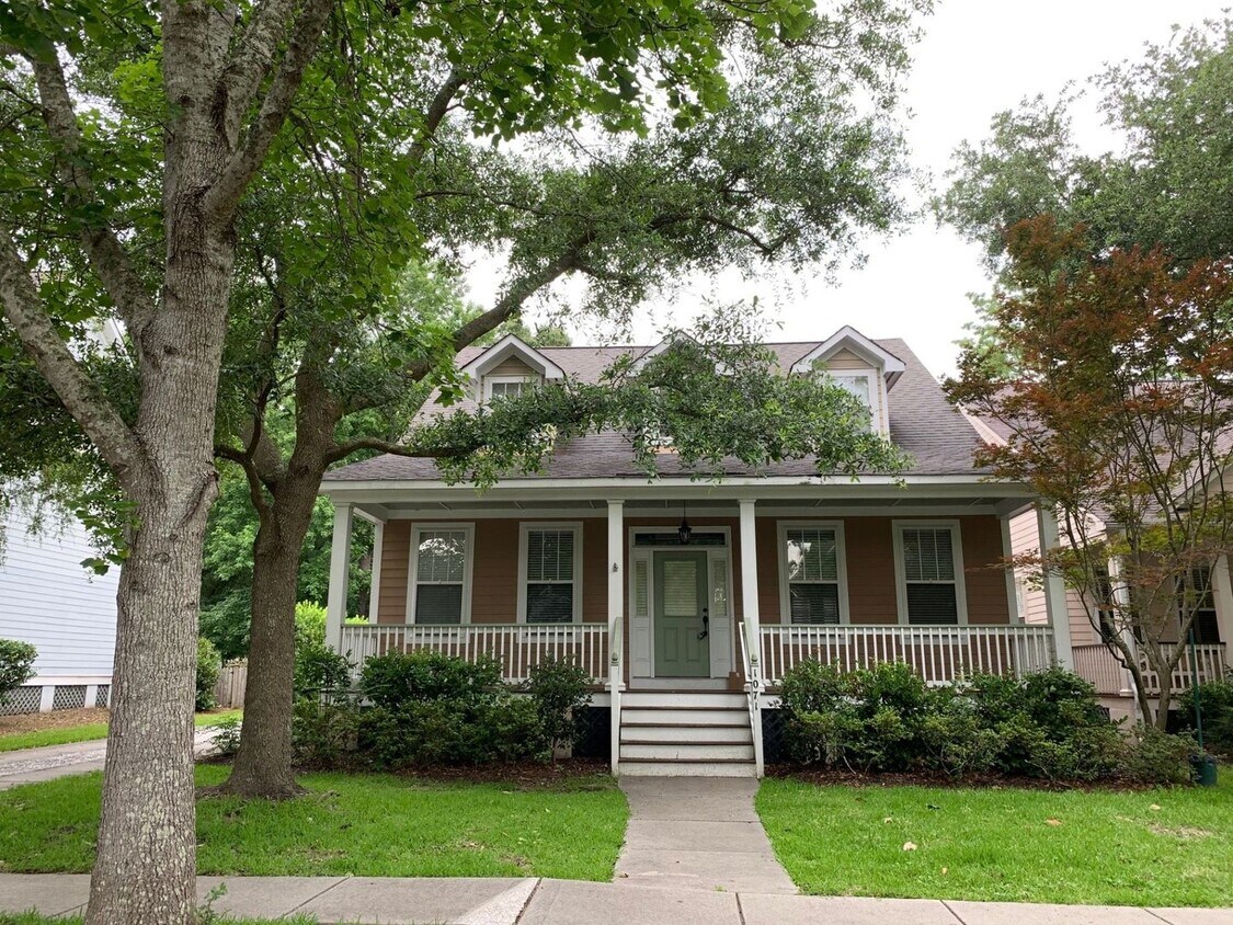 Foto principal - Charming two story home on a tree lined st...