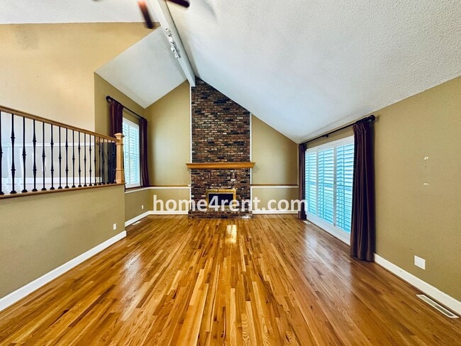 Foto del edificio - A Lovely, Four Bedroom Lenexa Home w/ Wood...