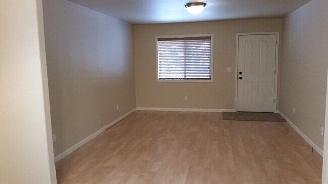 Building Photo - 2920 N Tamarack Dr