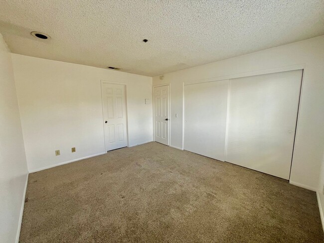 Building Photo - r287