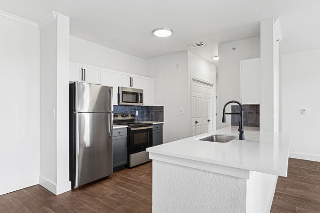 Building Photo - Lauren