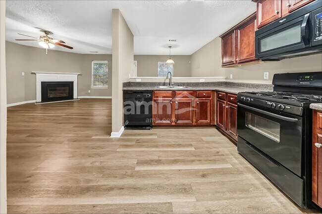 Foto del edificio - 369 Hidden Creek Ln