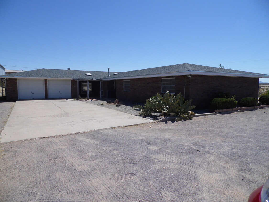 Primary Photo - Large Brick Home with Mountain and City Vi...