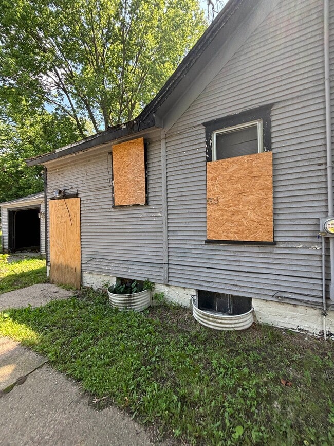 Building Photo - 1319 W Aiken Ave