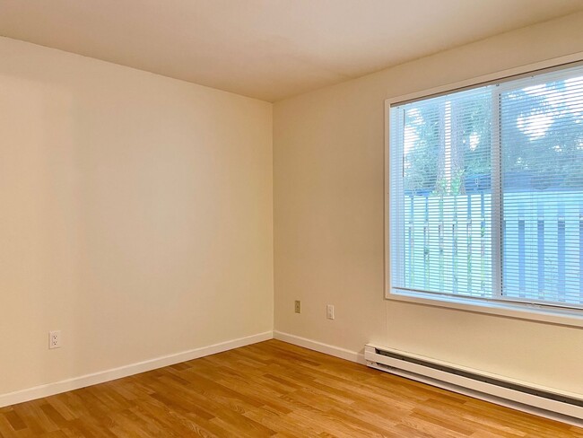 Building Photo - Recently Remodeled 2 Bed 1 Bath Condo