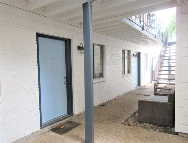 Building Photo - 710 W 34th St