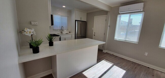 Foto del edificio - 4443-45 50th