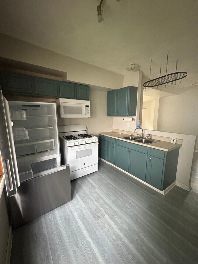 Kitchen - 15 Minden Ave