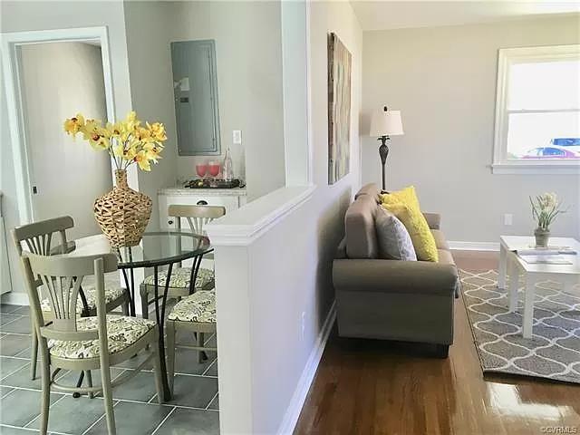 Foto del edificio - 943 Kingsway Rd