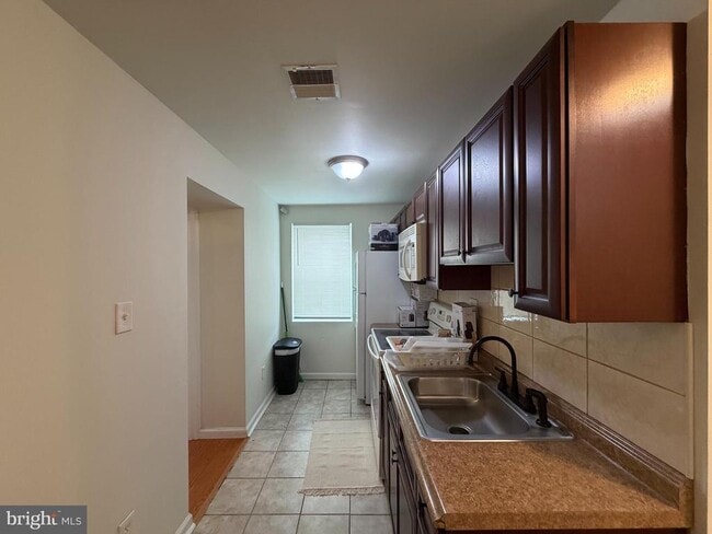 Building Photo - 2000 Orthodox St