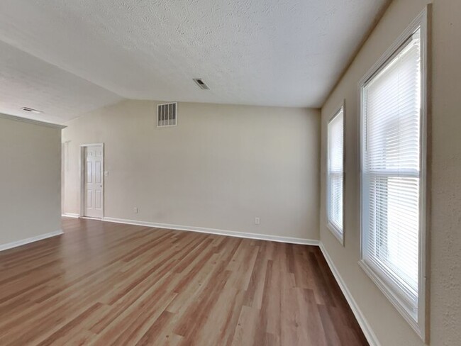 Building Photo - 3 bed 2 bath with a HUGE backyard!