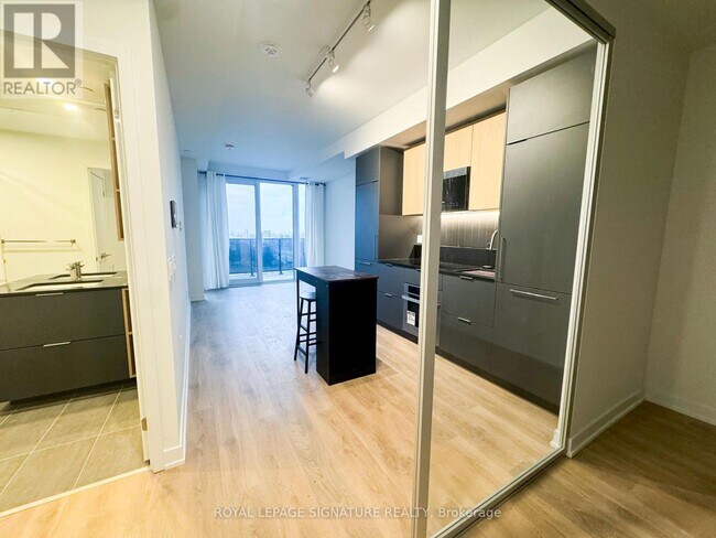 Photo du bâtiment - 1 Fairview Rd E