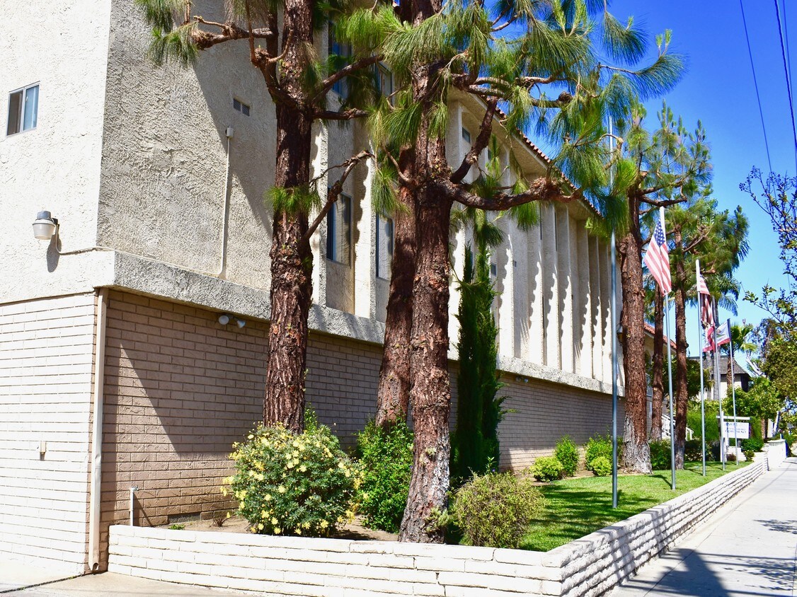 Primary Photo - 4205 W 129th St