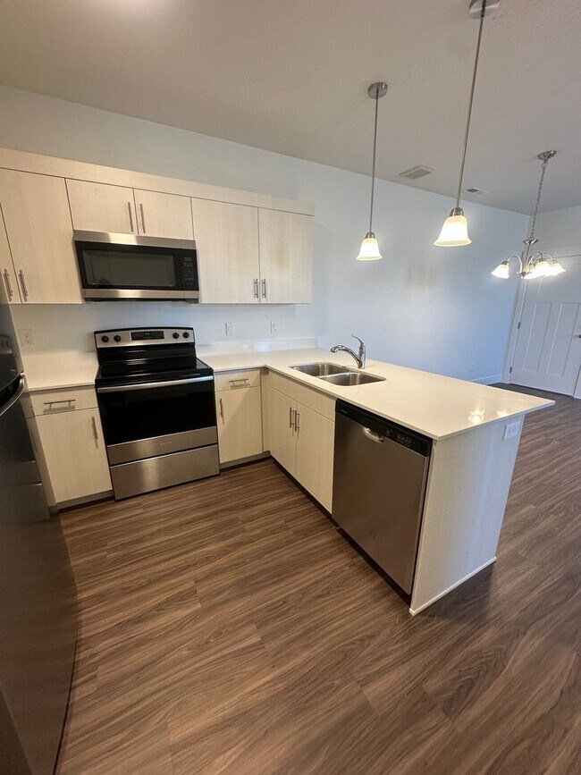 Foto del edificio - BRAND NEW CONDO