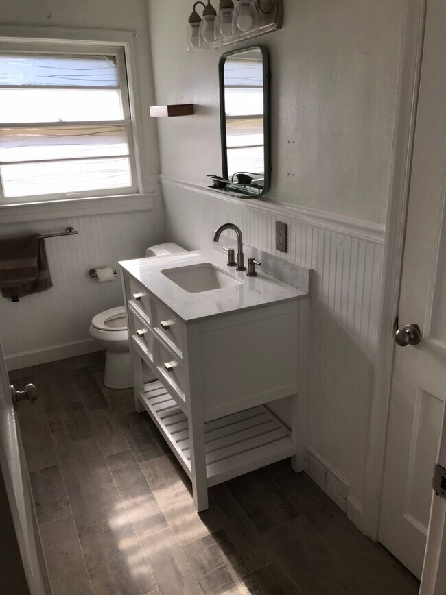 Building Photo - 3807 Manor Dr