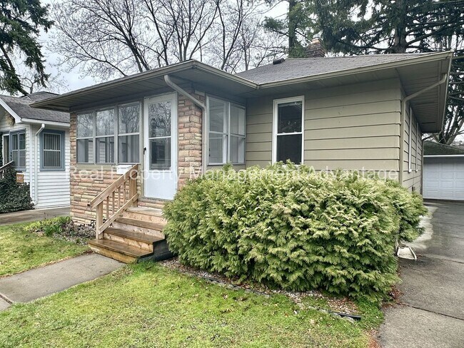 Building Photo - 2 Bedroom Open Floorplan Steps from Downto...