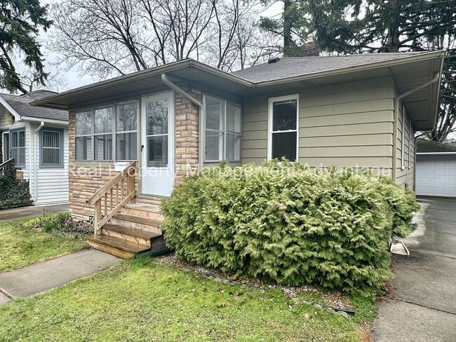 Building Photo - 2 Bedroom Open Floorplan Steps from Downtown Royal Oak!