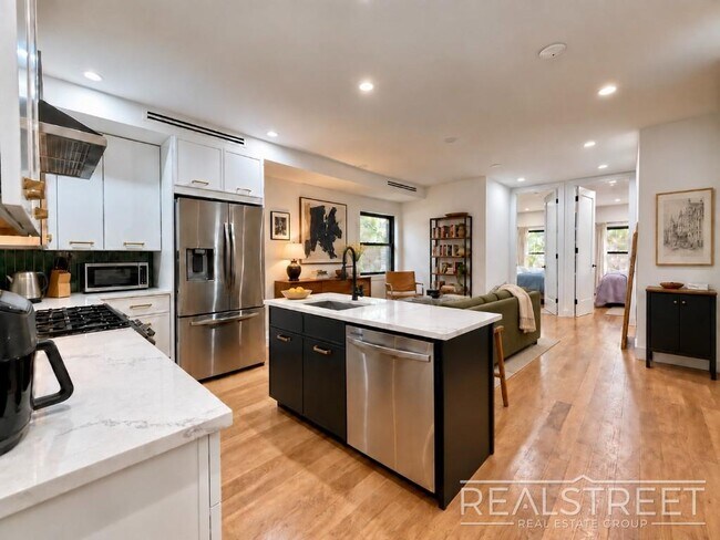 Foto del edificio - Spacious 3-Bedroom Duplex with Private Outdoor Space in Ocean Hill