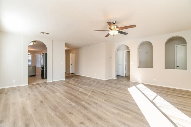 Foto del edificio - 2463 E Sheffield Ave