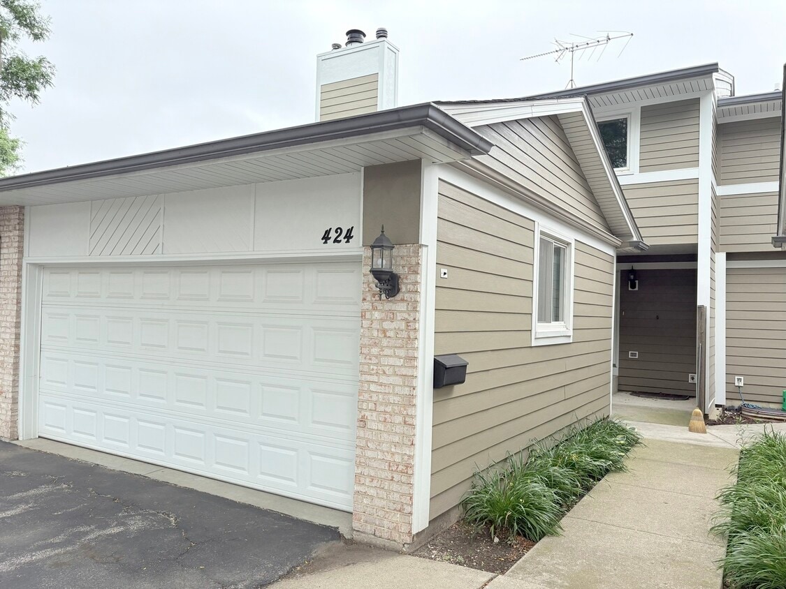 Primary Photo - 424 Mallard Dr