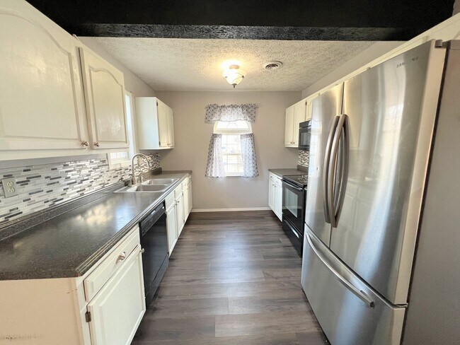 Building Photo - Single Family Home with a fenced in backyard!