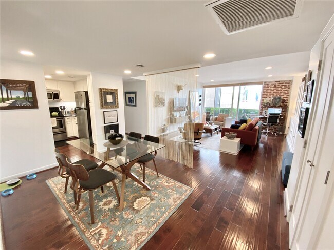 Building Photo - 2016 Main St