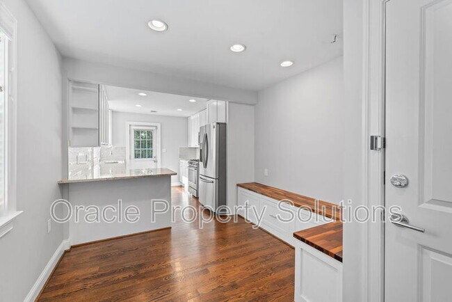 Foto del edificio - 5803 Ravenswood Rd