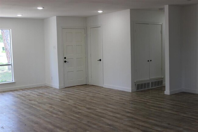 Building Photo - 400 Casa Bello Ct