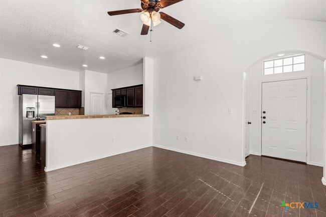 Building Photo - 586 Creekside Cir