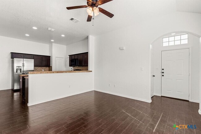 Foto del edificio - 586 Creekside Cir