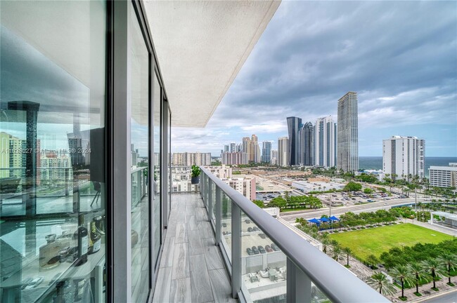 Foto del edificio - 300 Sunny Isles Blvd