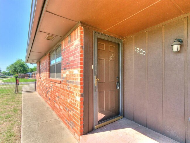 Foto del edificio - 1200 N Crawford Ave