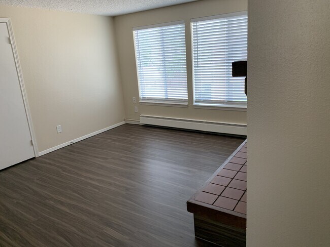 Foto del edificio - Very Clean 2-Bedroom Second-Floor Apartment