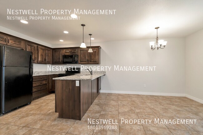 Building Photo - Syracuse 3 bedroom Townhome close to I-15!