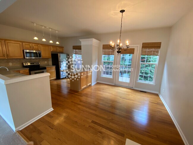 Building Photo - Spacious 2 BR + Den 3 BA Townhome