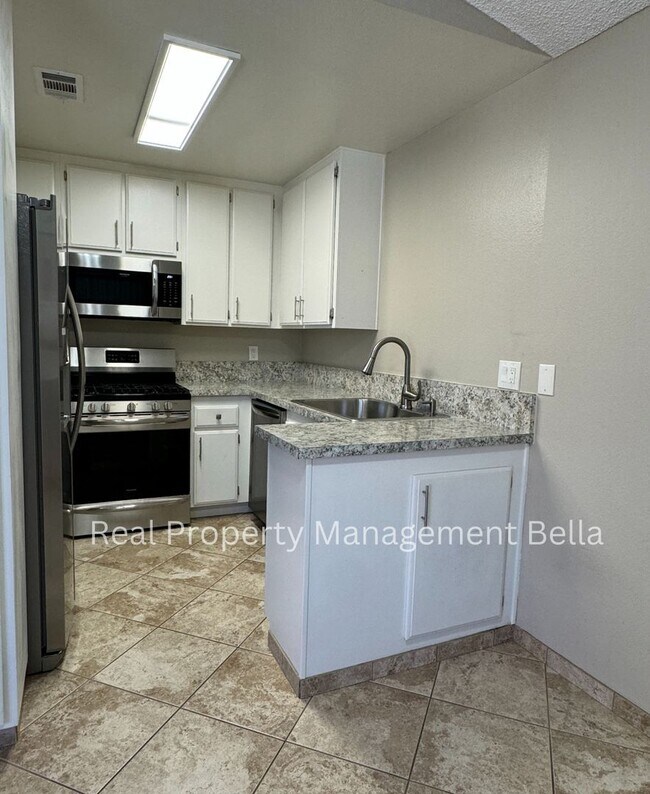 Building Photo - Inviting 2-Bedroom, 2-Bathroom Home Locate...