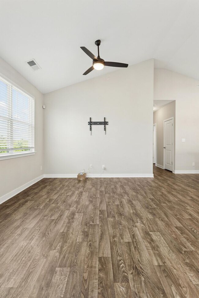 Foto del edificio - End Unit 2BR Condo with Garage, Balcony & Open Living