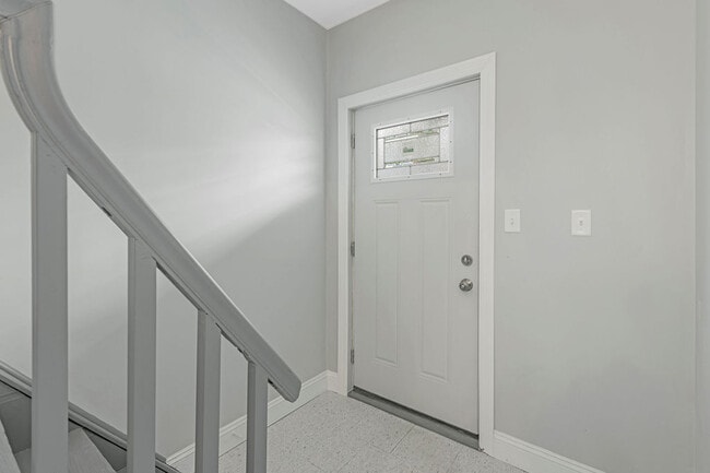 Common area at the entry - 5125 Carthage Ave