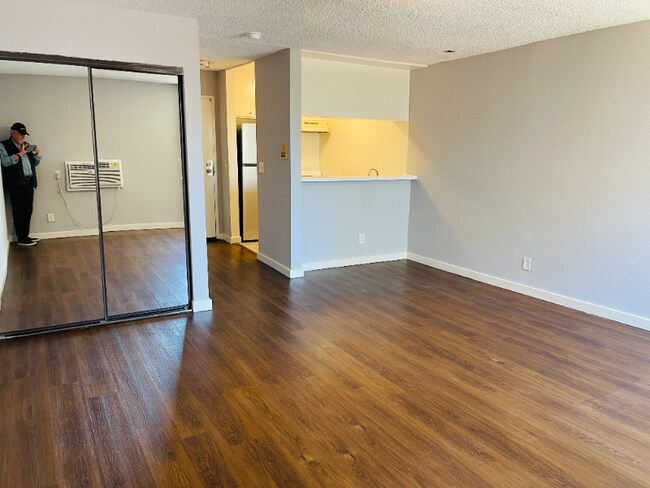Foto del edificio - 7044 Hawthorn Ave