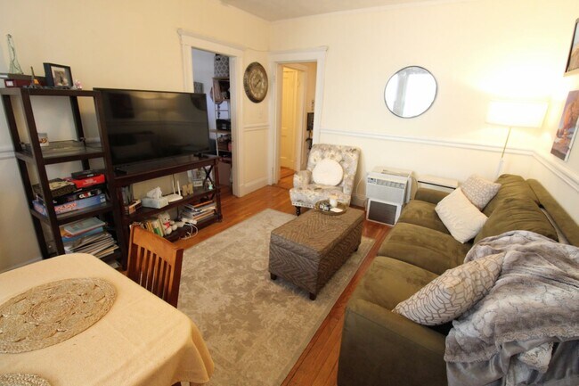 Foto del edificio - Updated Two Bedroom on Brookline border