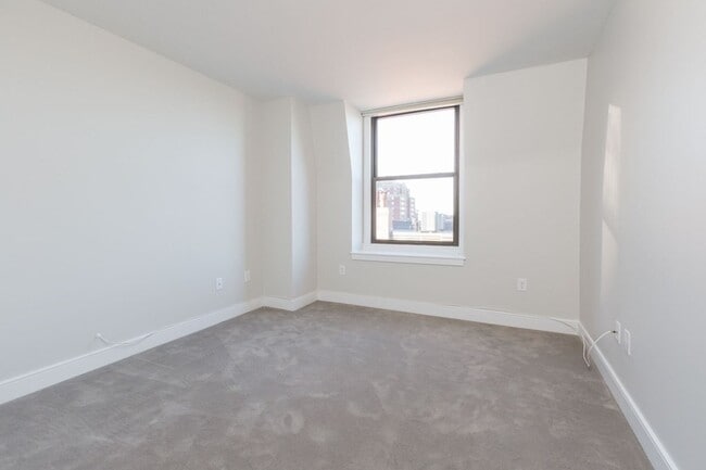 Building Photo - 200 Newbury St