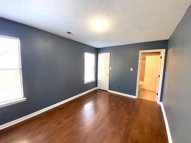 Building Photo - 4858 Royal Run Dr