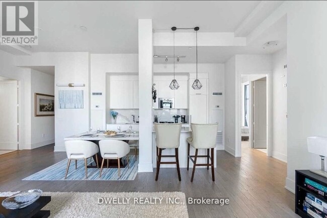 Building Photo - 330 Richmond St W