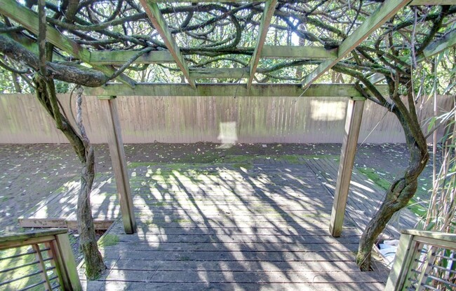 Building Photo - Beautifully Renovated Triplex Home on SE D...