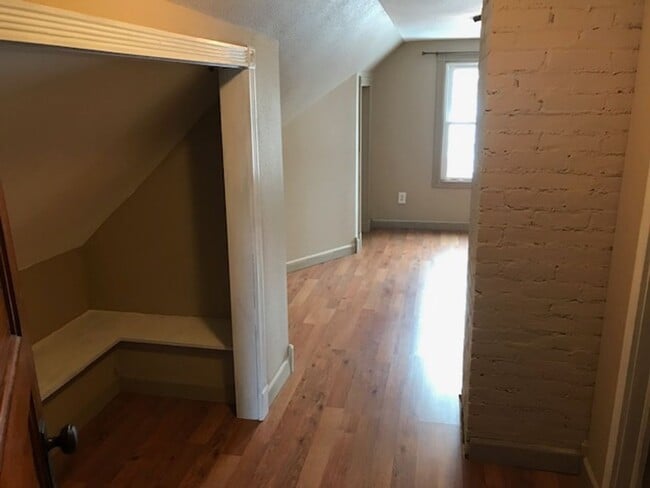 Building Photo - 3BR, 1.5 Bath Single Family Home - Brainer...