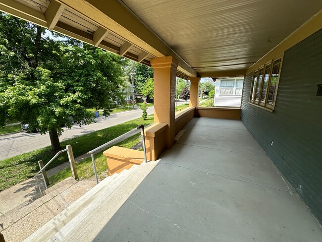 Building Photo - 1119 Alexander St SE