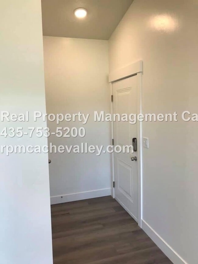 Building Photo - 163 E 550 N