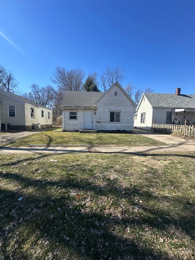 Primary Photo - 2 bed 1 bath update home with original har...